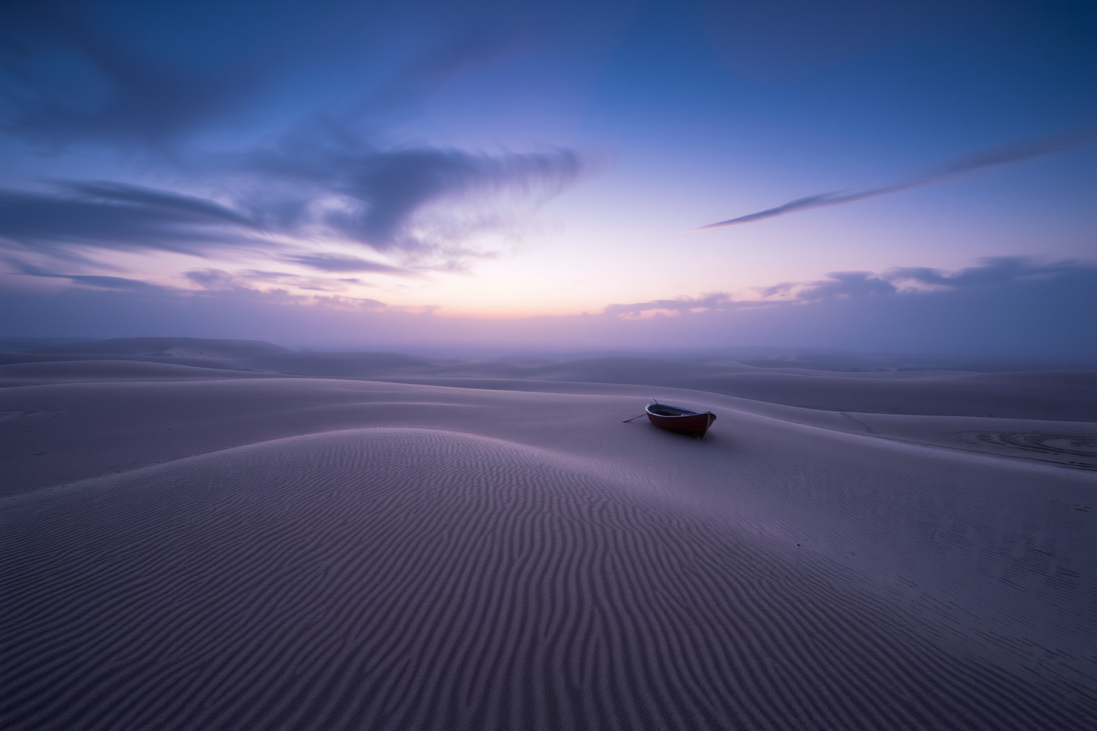 Sognare uno scafo nel deserto simboleggia solitudine e smarrimento interiore.