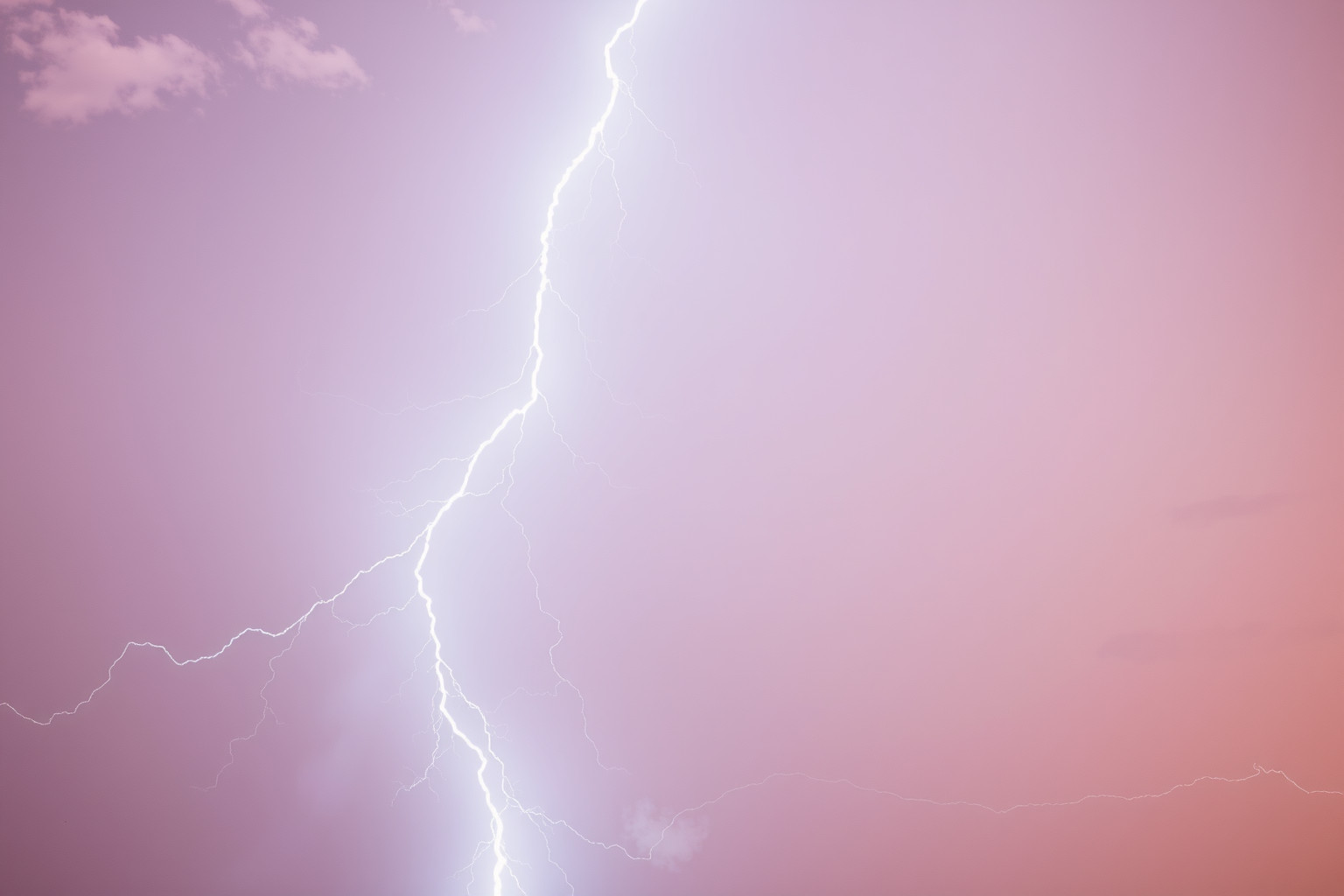 Sognare fulmini in cielo sereno simboleggia svolte sorprendenti.