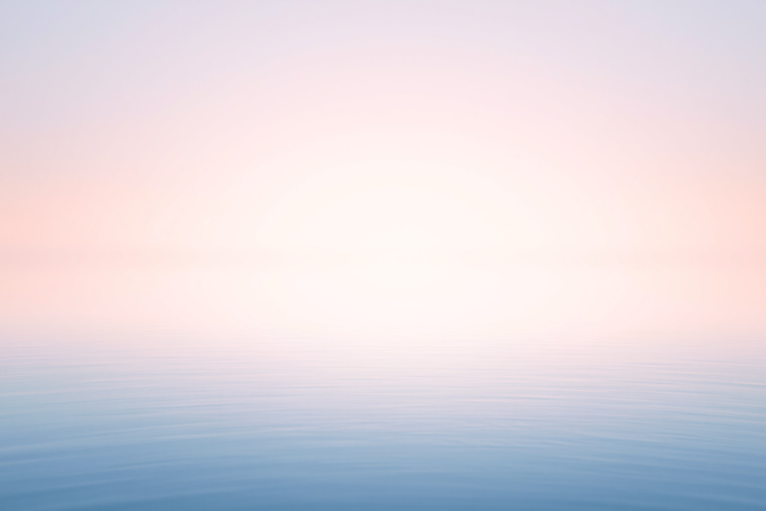 Sognare acqua calma riflette pace interiore e armonia emotiva.