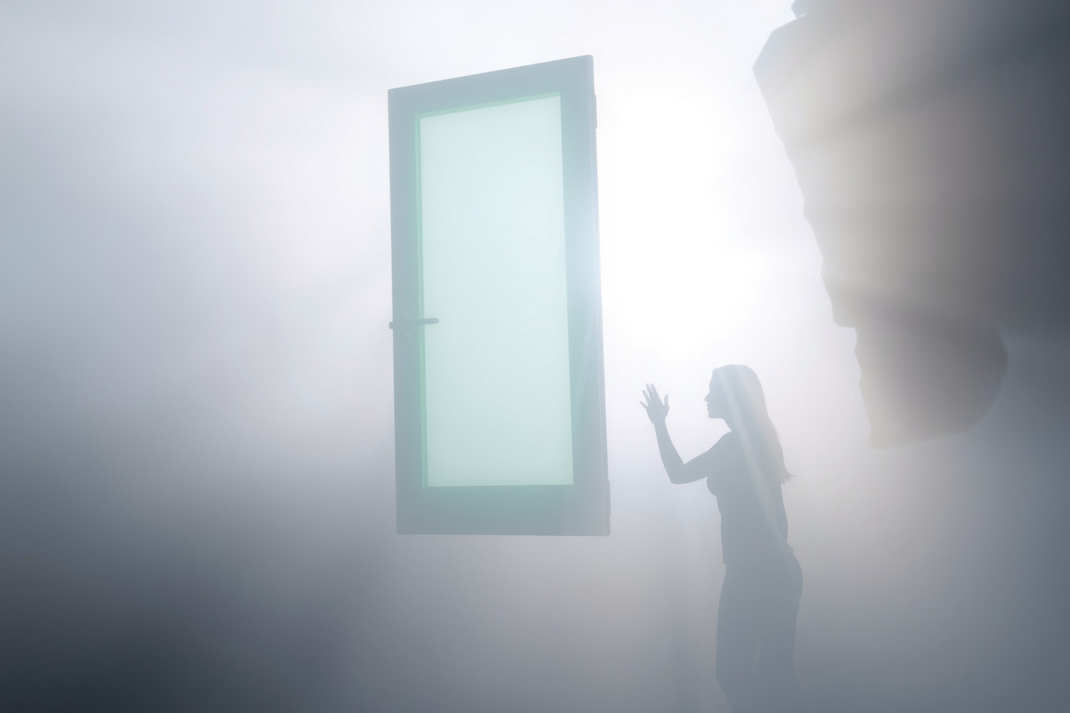 Sognare una porta chiusa simboleggia ostacoli emozionali nascosti.