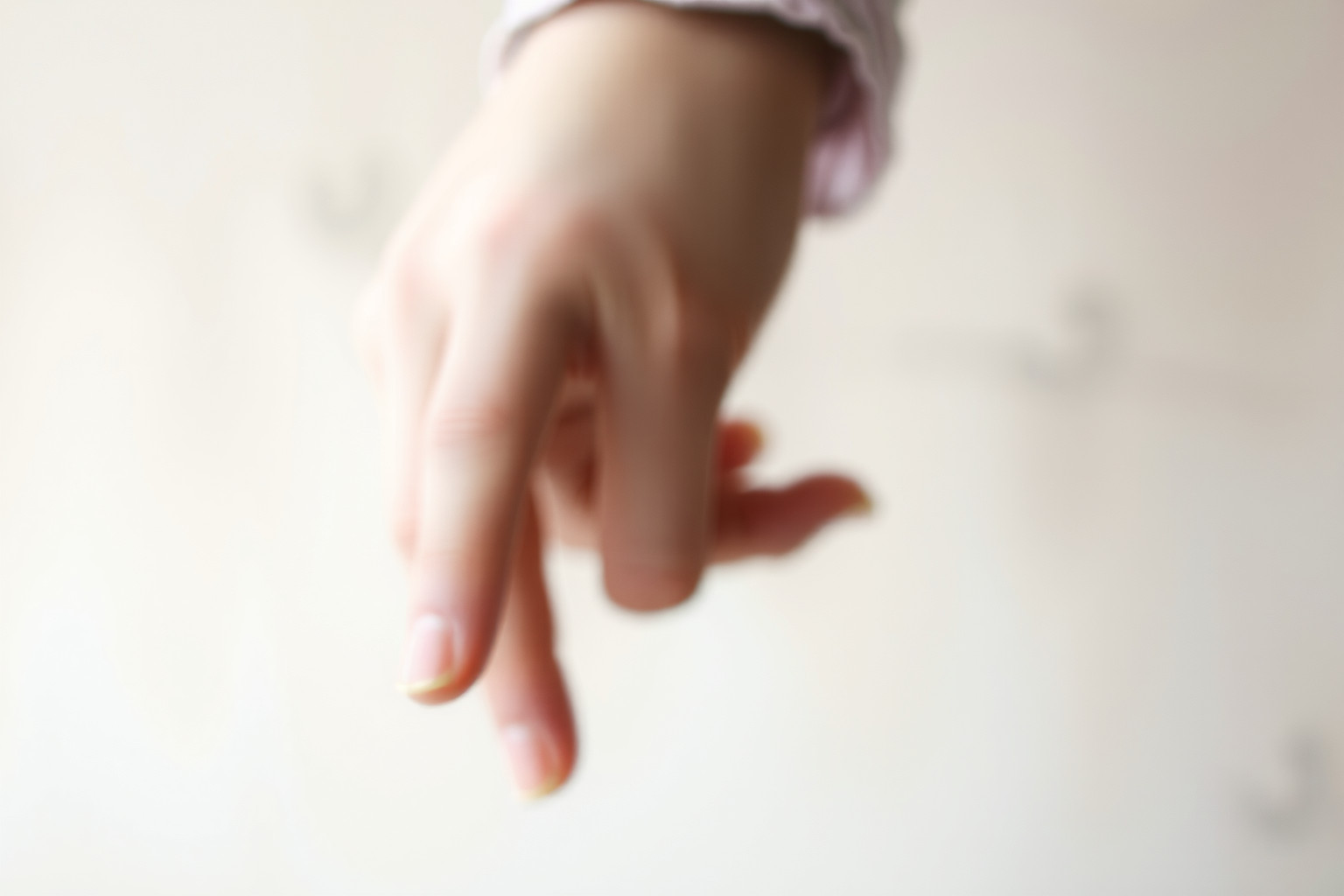 Sognare dita deformi riflette insicurezza e percezione distorta personale.