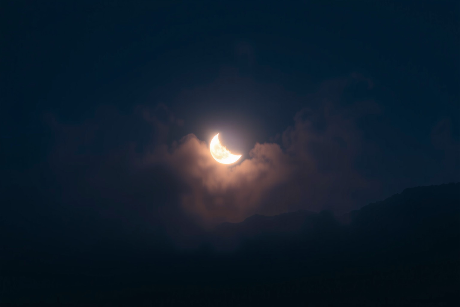 Sognare eclissi lunare e freddo indica distacco emotivo profondo.