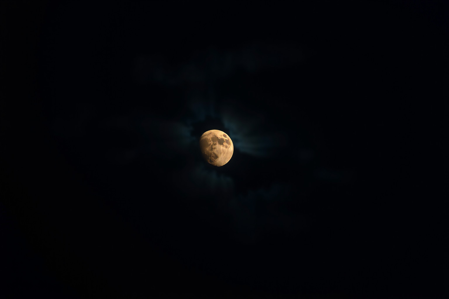 Sognare un’eclissi lunare totale simboleggia trasformazioni interiori oscure.