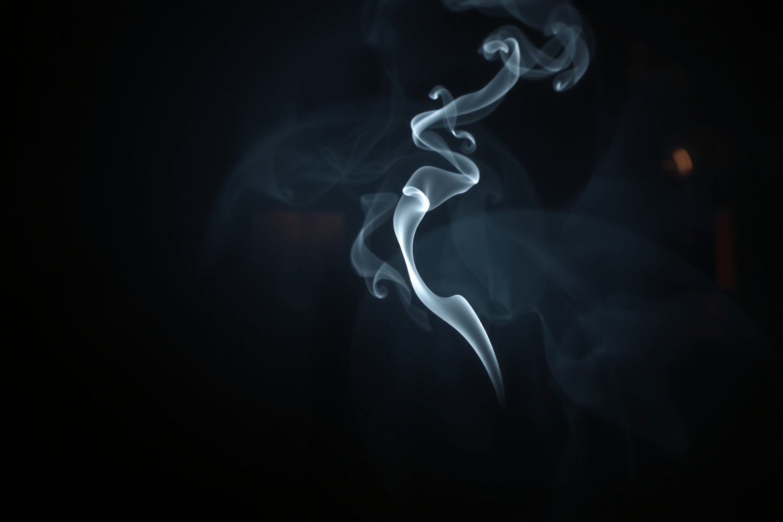 Sognare smudging in oscuro indica purificazione da paure nascoste.