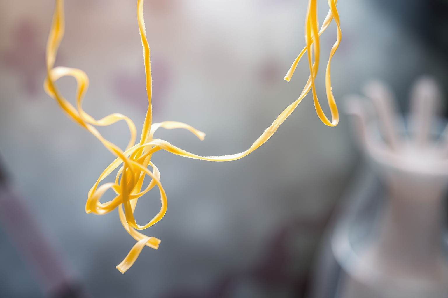 Sognare pasta spezzata simboleggia relazioni fragili e interruzioni improvvise.