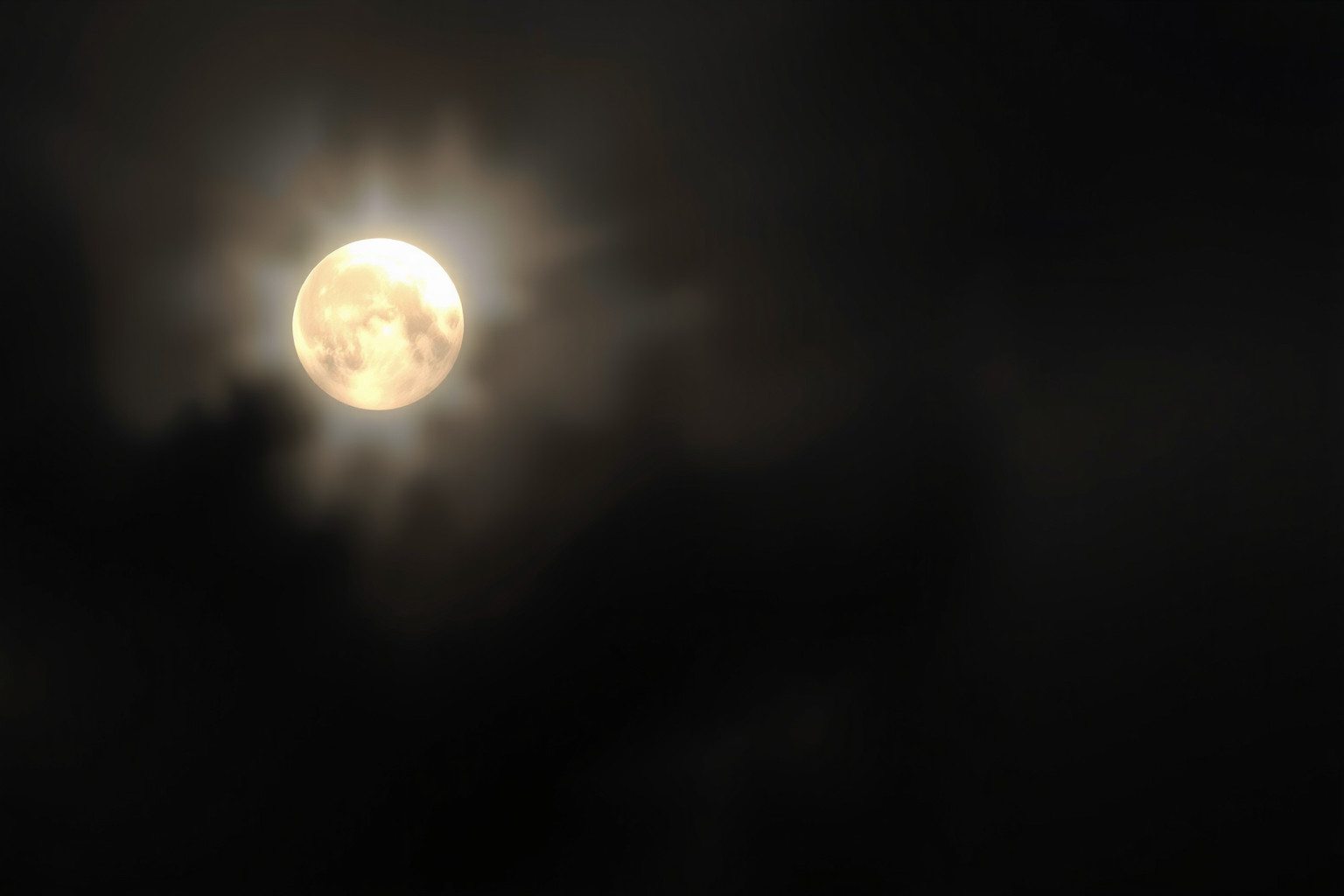 Sognare un chiaro di luna velato riflette dubbi interiori profondi.