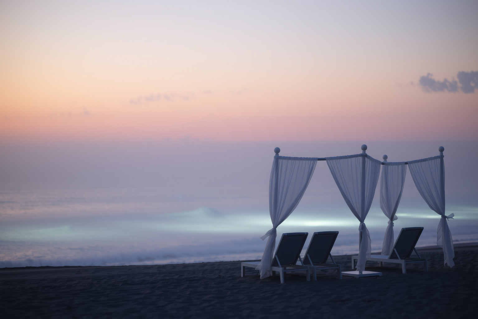 Sognare uno stabilimento balneare simboleggia pace interiore e serenità.