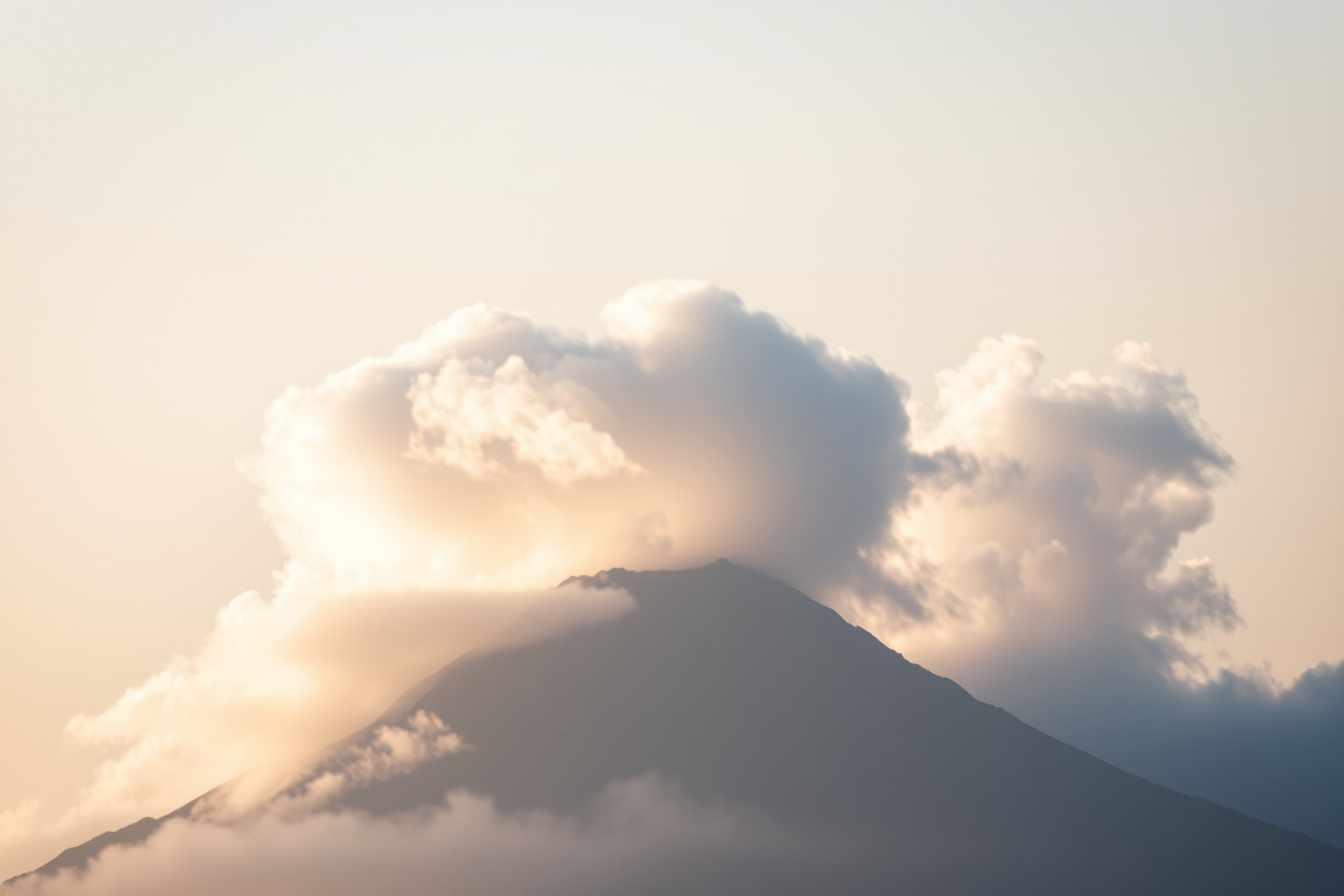 Sognare il Vesuvio tra nuvole simboleggia incertezza e turbolenza emotiva.