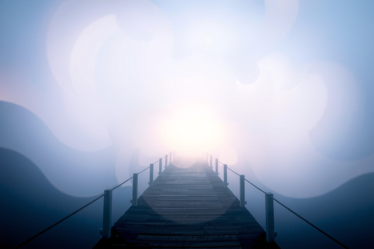 Sognare un molo nella nebbia simboleggia incertezze e nuove vie.