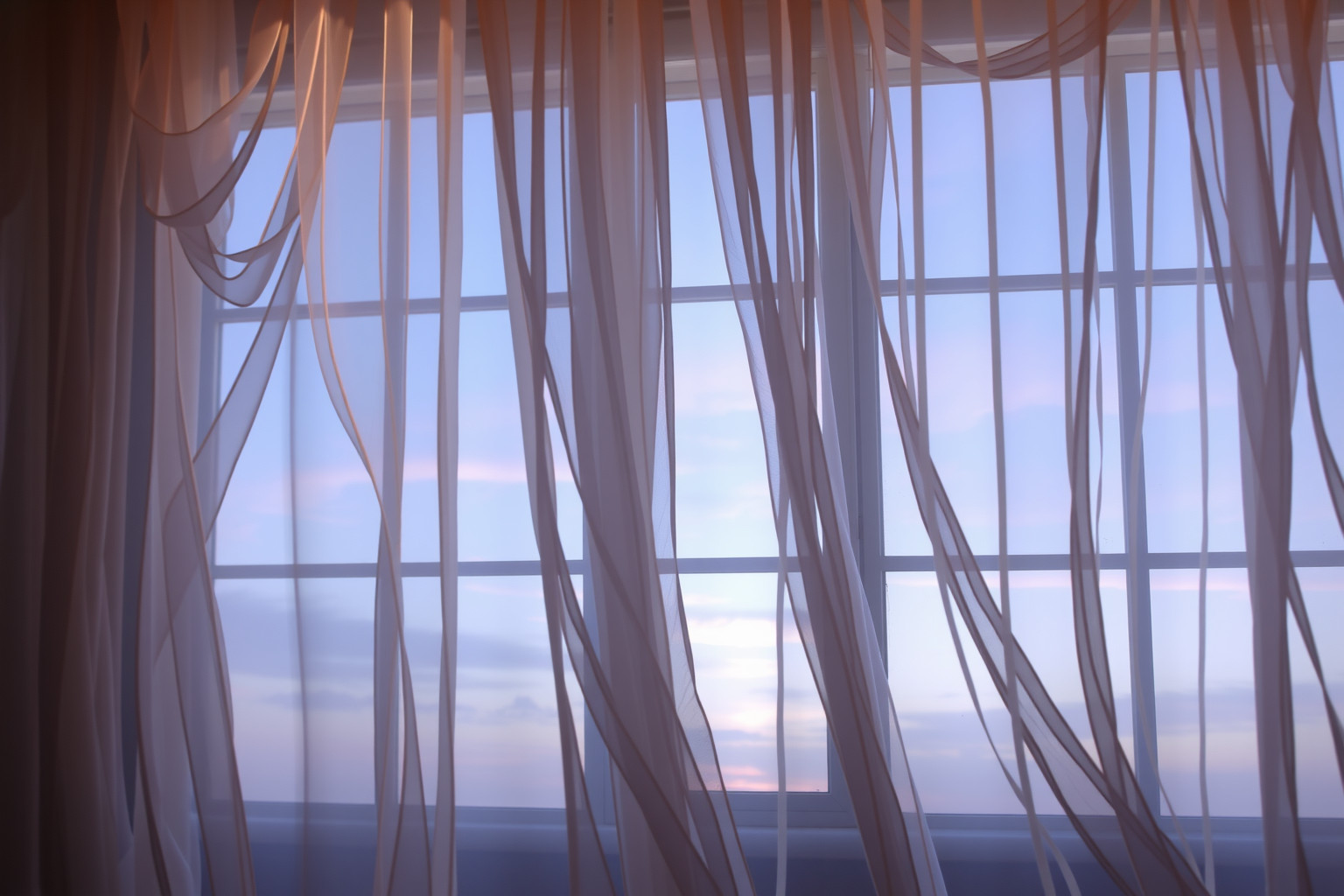 Il fruscio di tende annuncia cambiamenti imminenti nella vita.