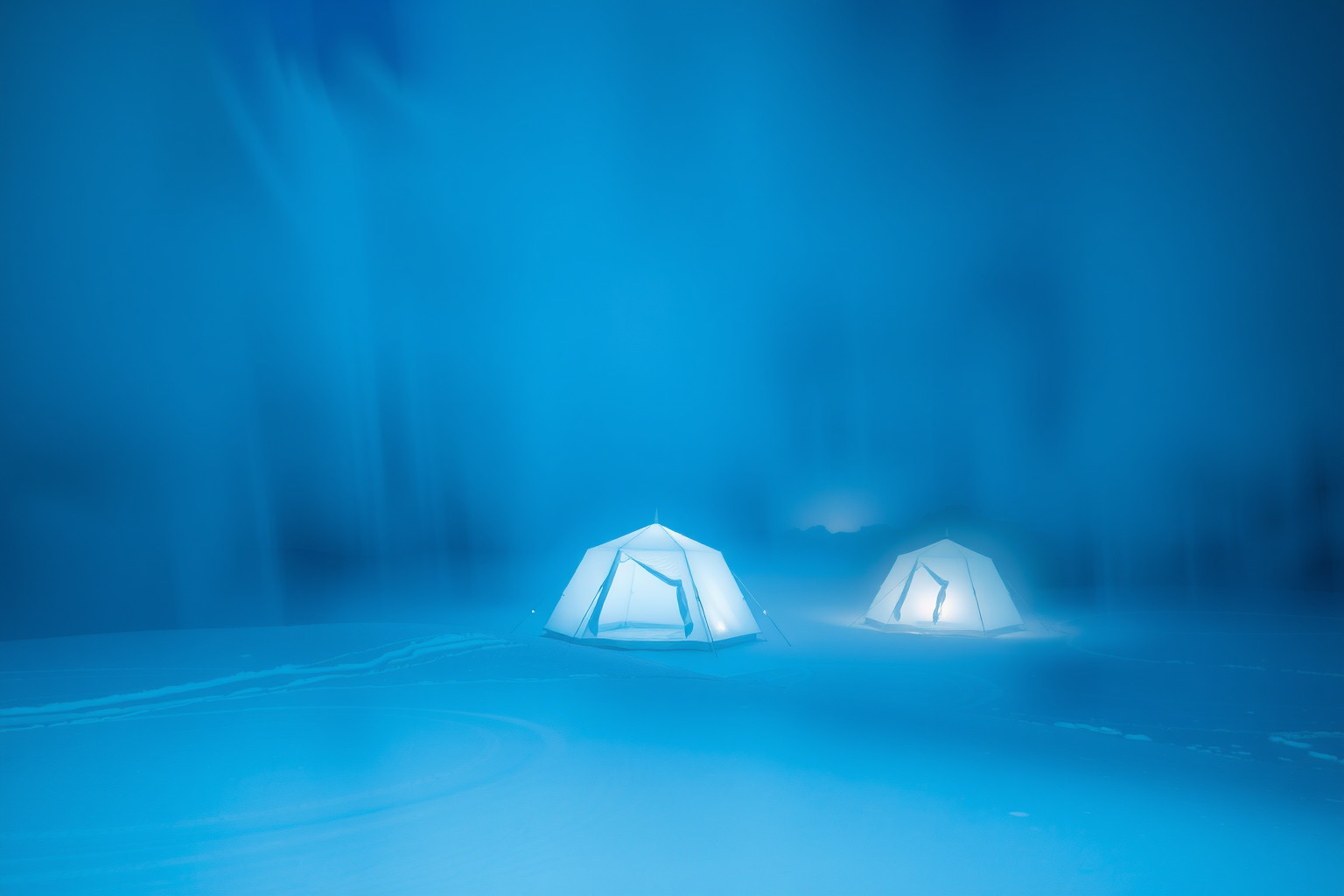 Sognare il campeggio in inverno simboleggia forza emotiva nascosta.