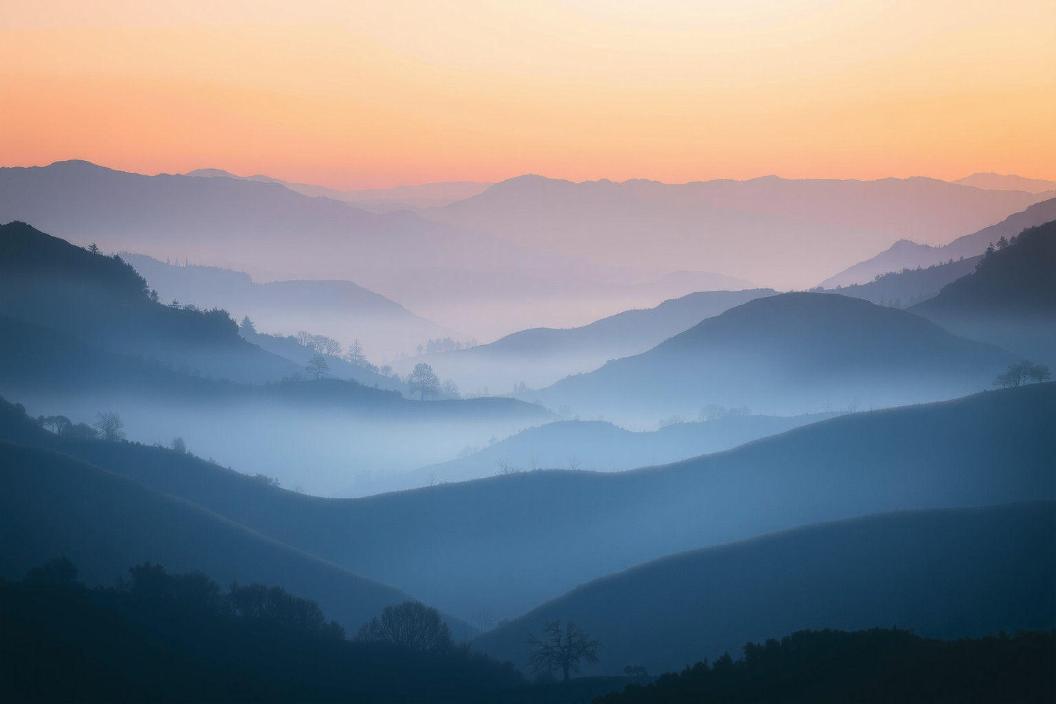 Scendere in una valle nei sogni simboleggia calma interiore profonda.
