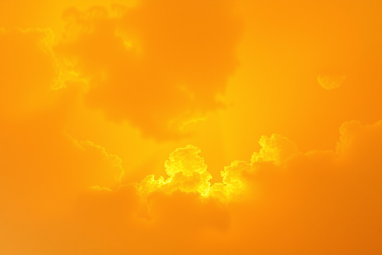 Sognare un cielo ocra simboleggia cambiamenti imminenti e riflessione interiore.