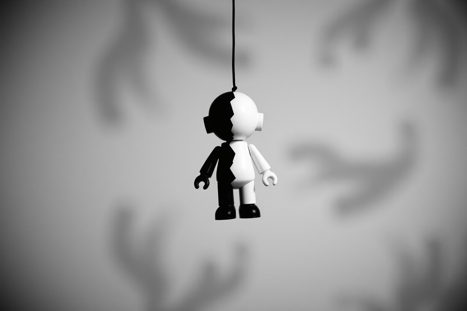Sognare giocattoli in bianco e nero riflette monotonia o conflitti interiori.