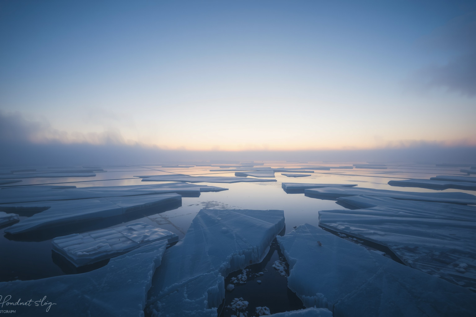 Sognare un porto ghiacciato simboleggia emozioni bloccate o stagnanti.