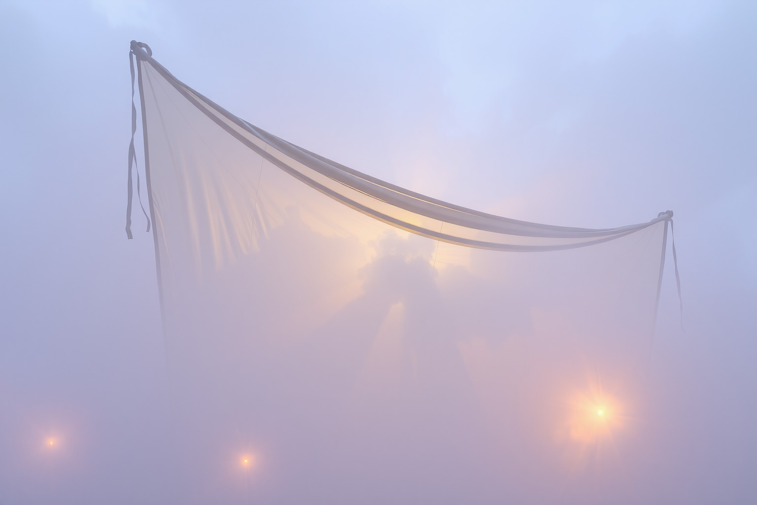 Sognare tendina da sole vecchia simboleggia protezione emotiva fragile.