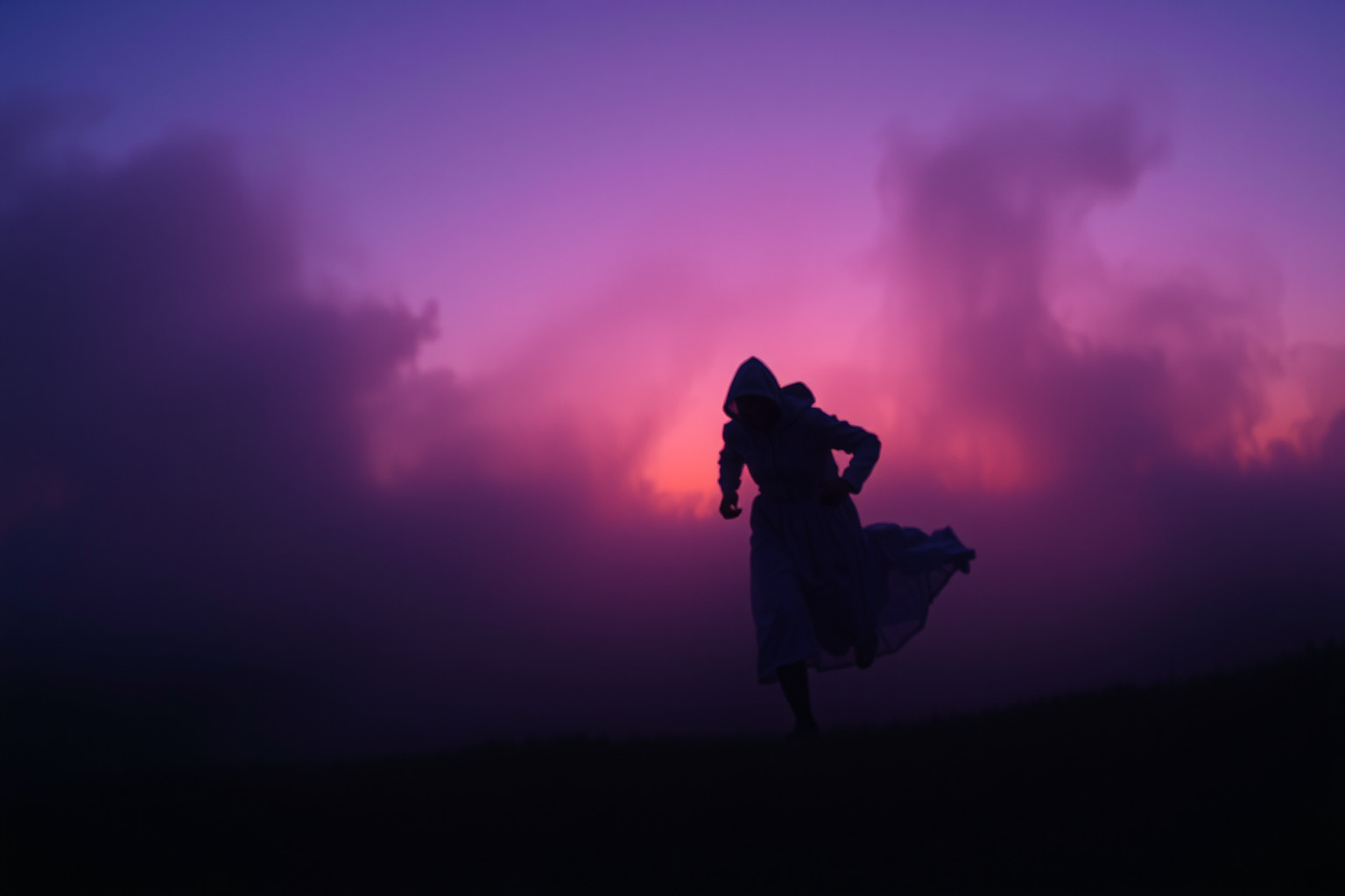 Fuggire in sogno riflette ansie e paure inconsce profonde.