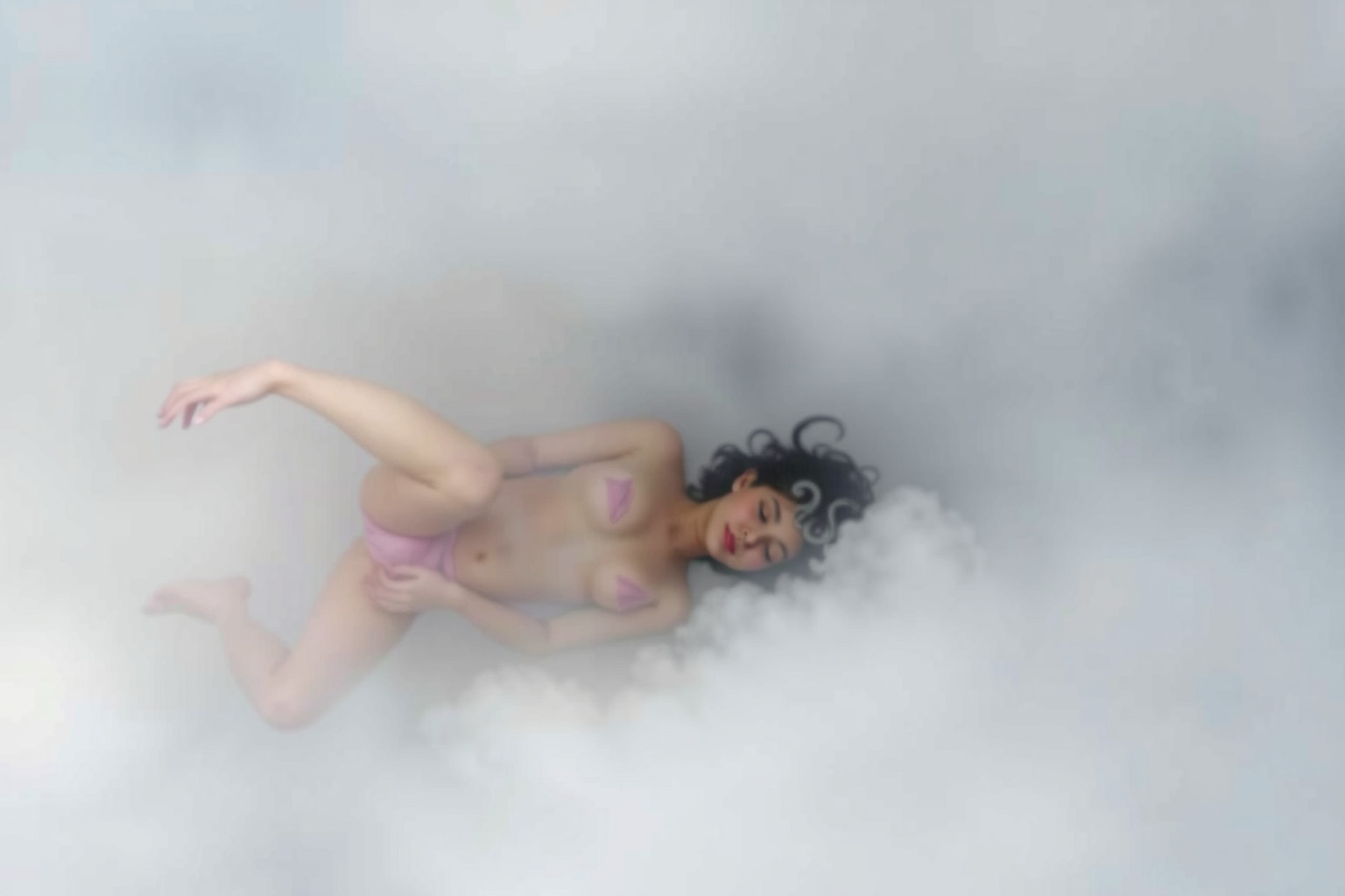 Sognare sonnecchiare con pesantezza indica stress e stanchezza mentale.