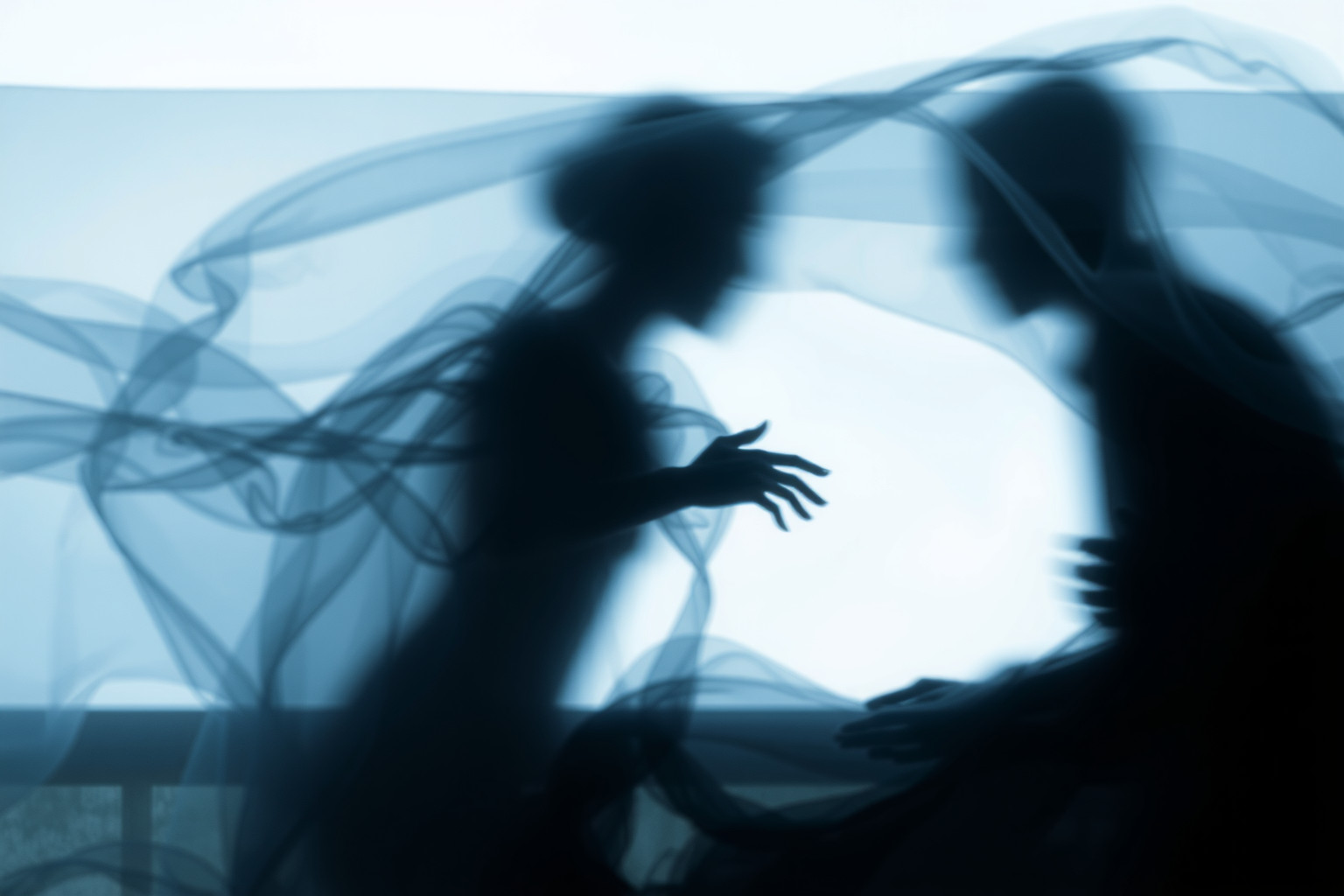 Sognare arresti altrui riflette ansia per relazioni instabili.