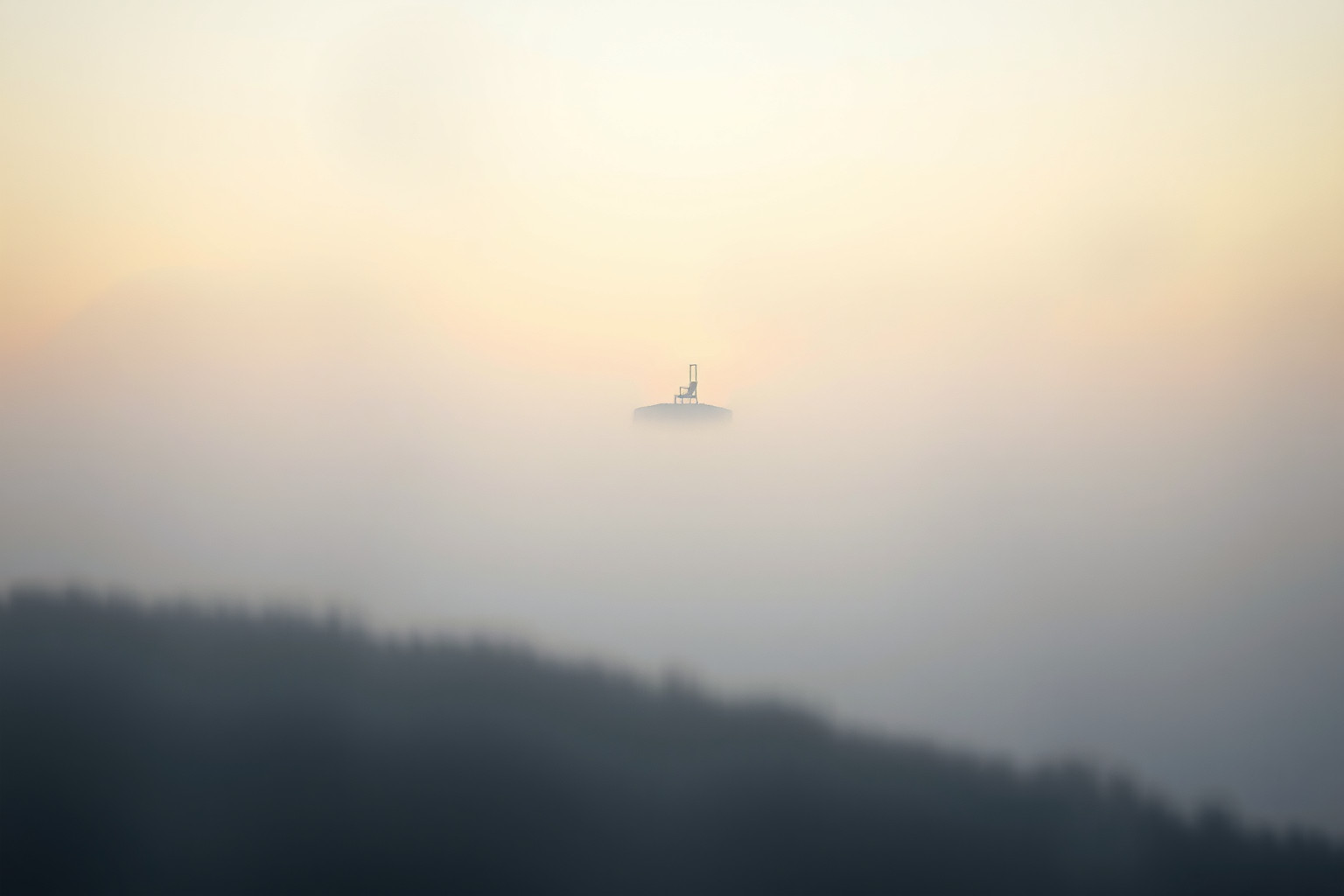 Sognare un portapacchi lontano simboleggia distacco emotivo profondo.