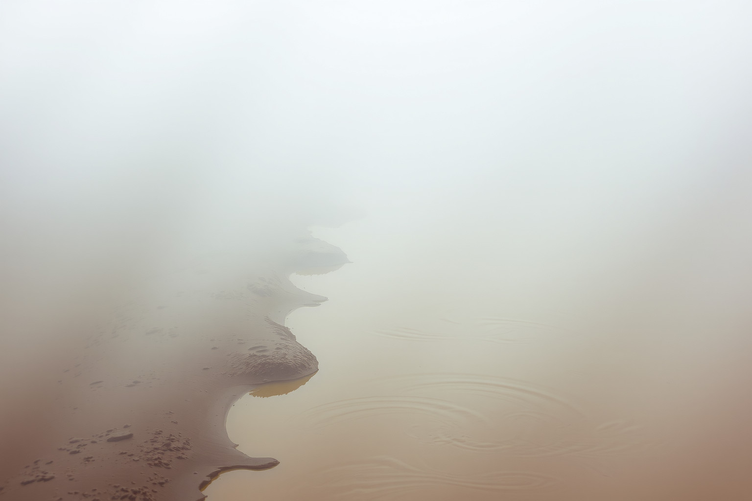 Sognare un fossato fangoso riflette confusione e difficoltà interiori.