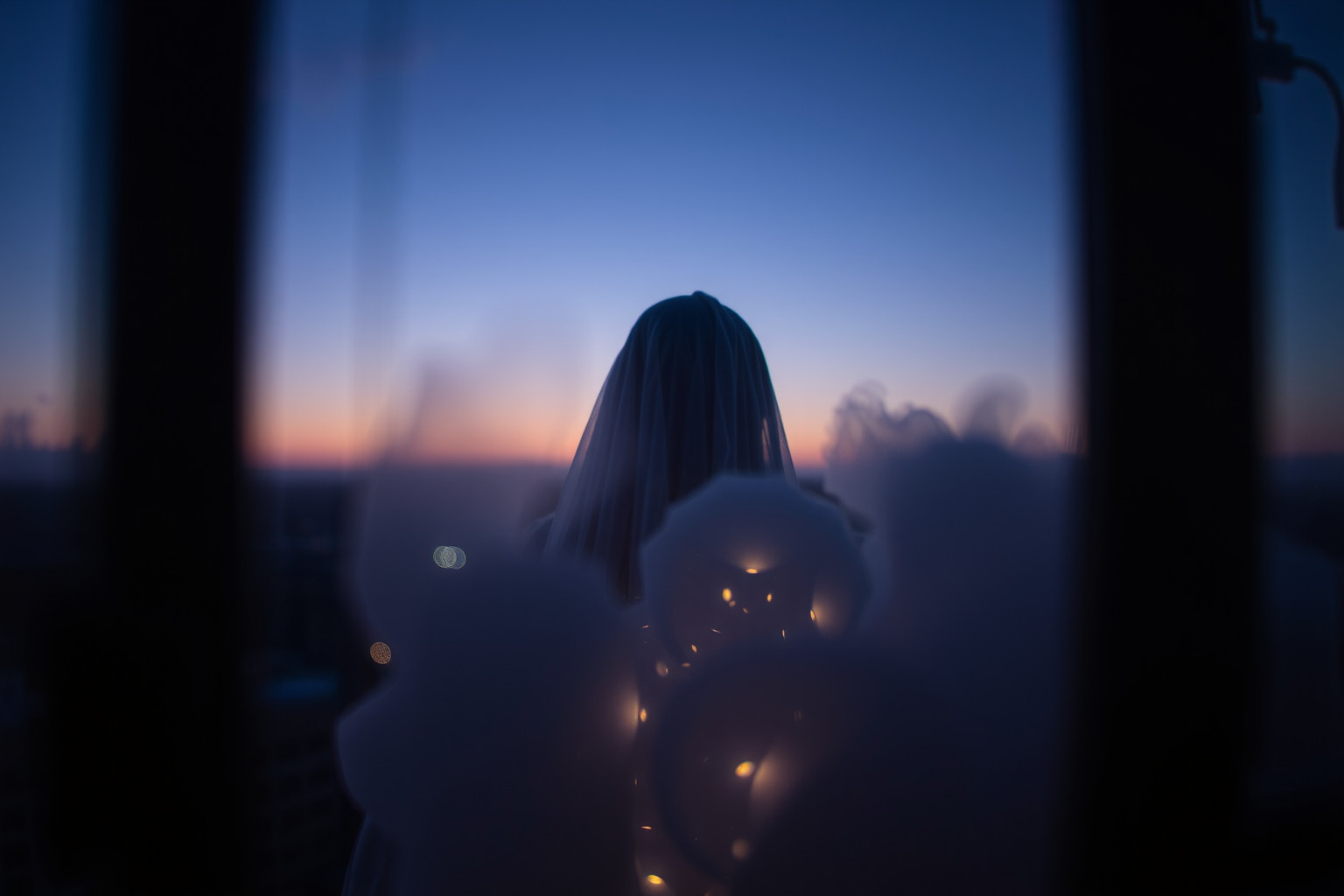 Sognare un vicino che ti guarda indica curiosità nascosta e attenzione.