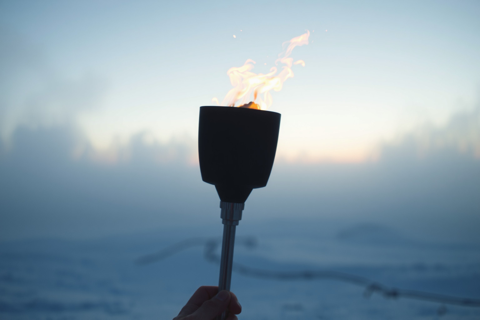 Sognare fiaccola di pece innevata simboleggia speranza in difficoltà.