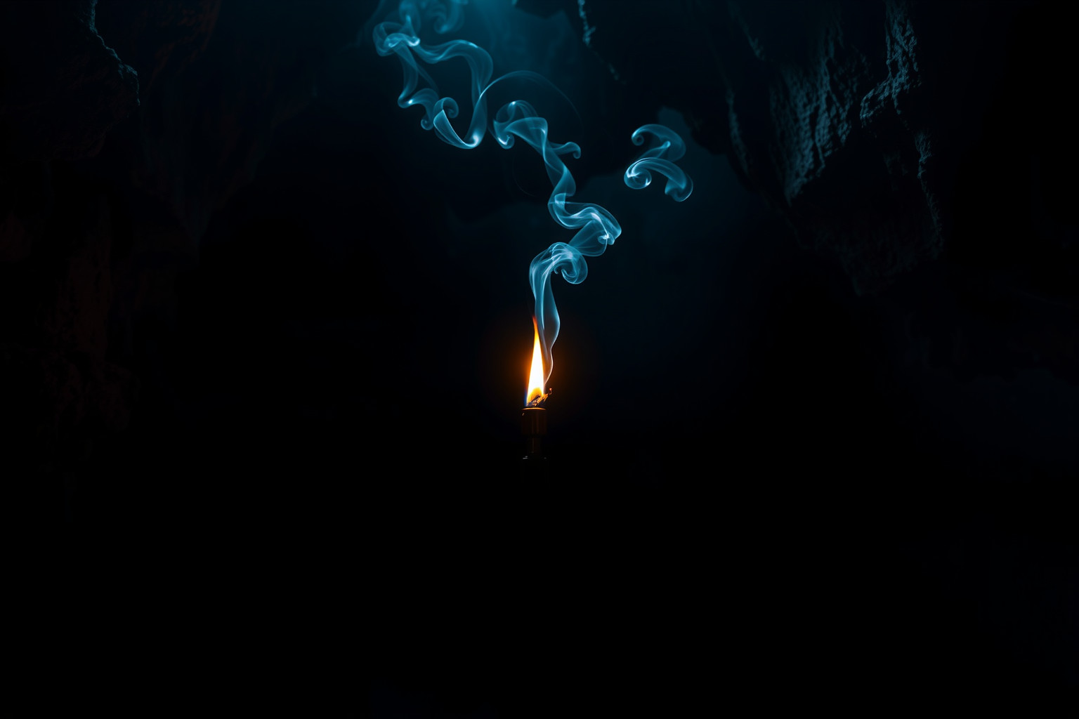 Sognare fiaccola in caverna oscura simboleggia guida interiore nascosta.