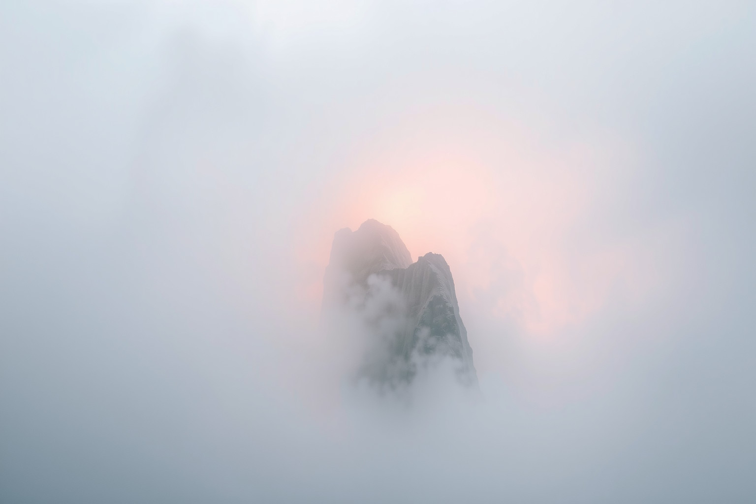 Sognare scogliere nebbiose simboleggia mistero e sfide interiori.