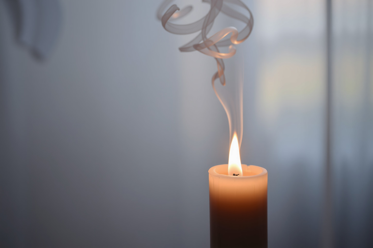 Una candela con fiamma bassa simboleggia dubbi interiori persistenti.