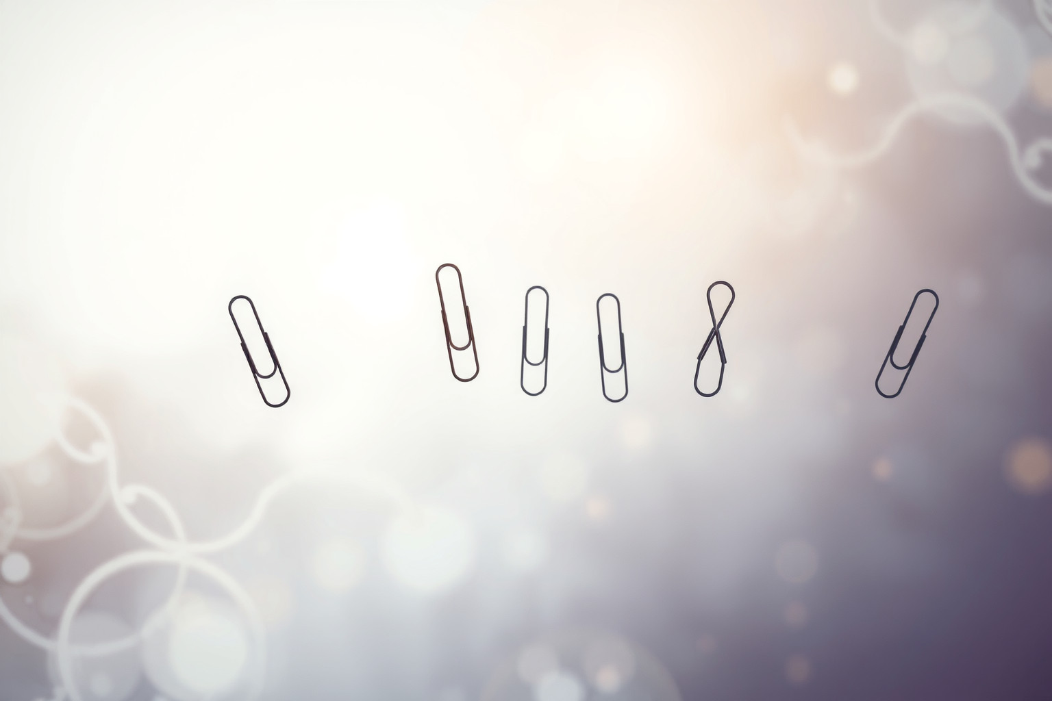 Cinque sogni sulle graffette rivelano legami nascosti e creatività.