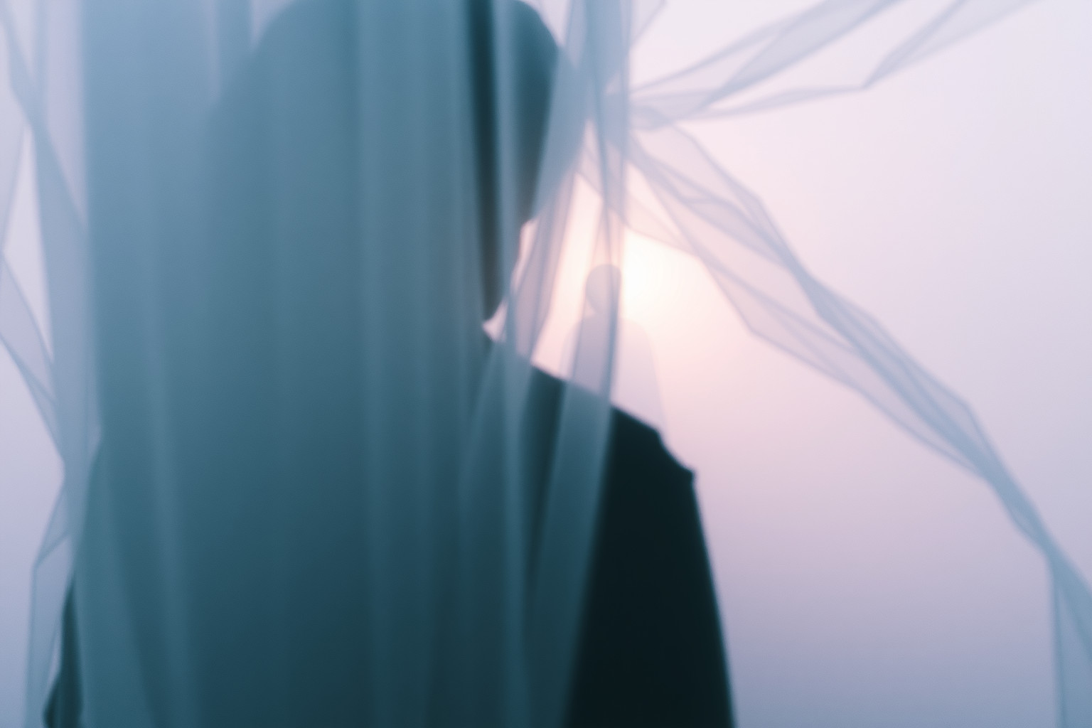 Sognare uno sconosciuto che ti spia rivela insicurezze nascoste.