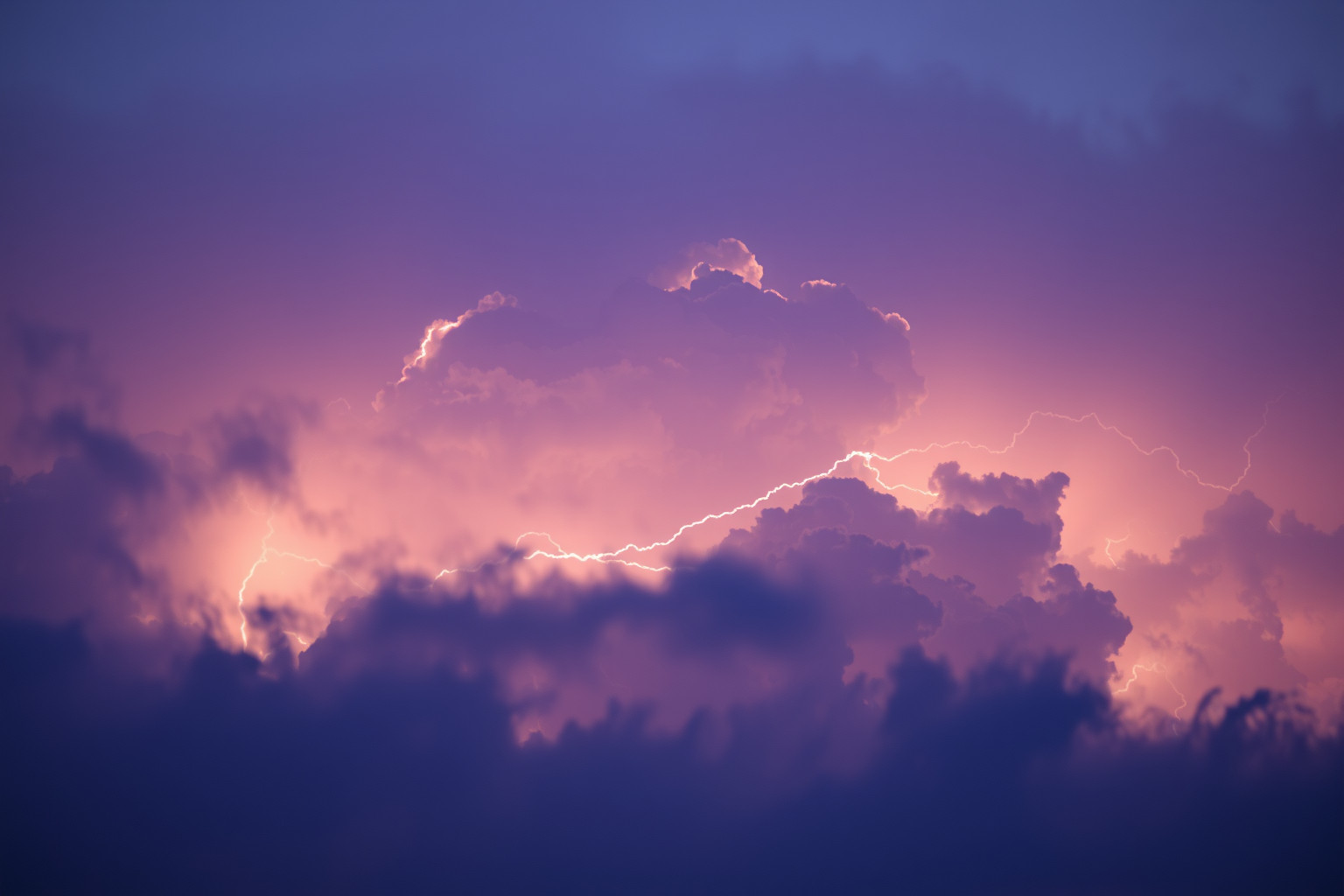 Sognare tuoni senza pioggia indica tensioni emotive nascoste.