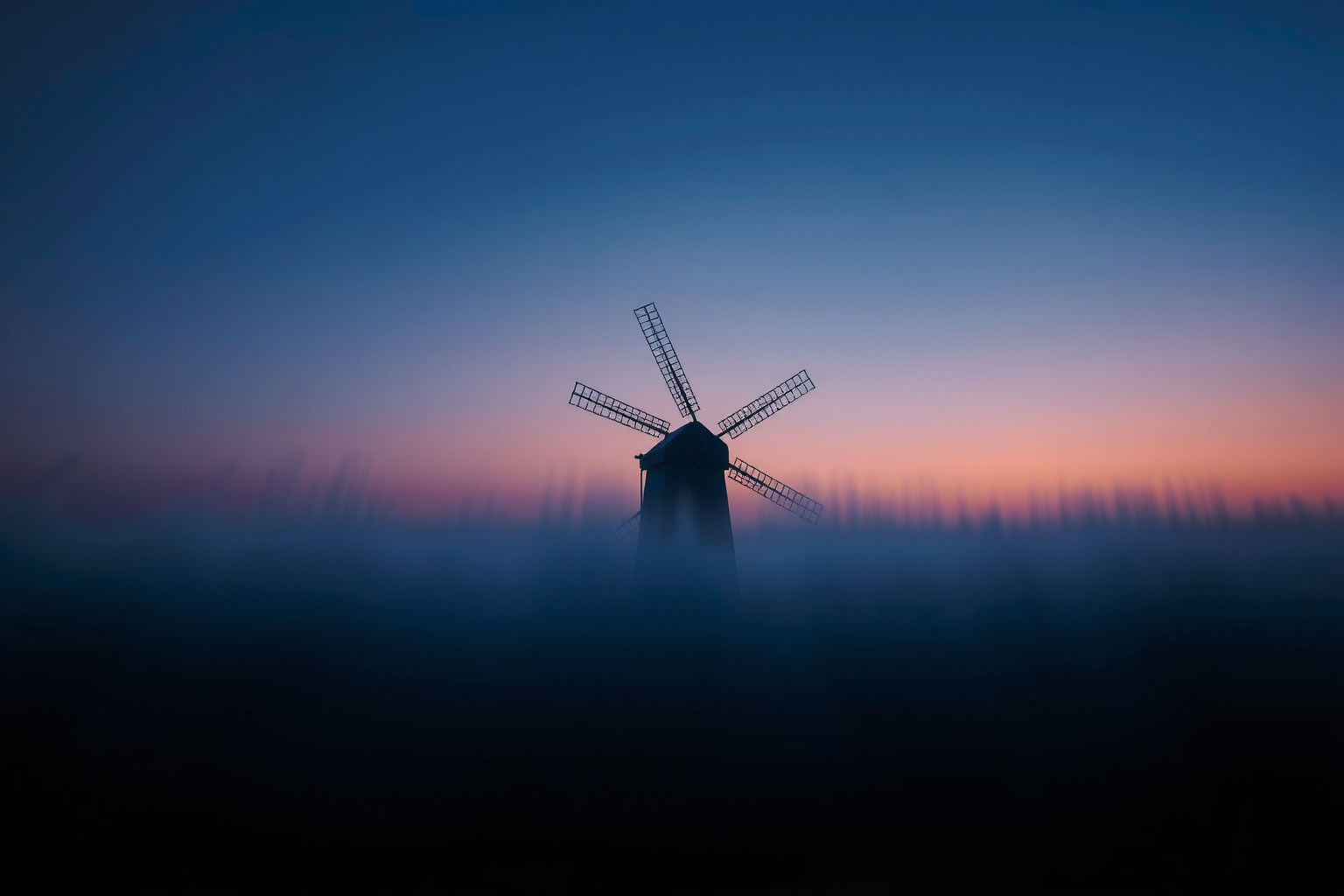 Sognare mulino fermo indica blocchi emotivi da superare presto.