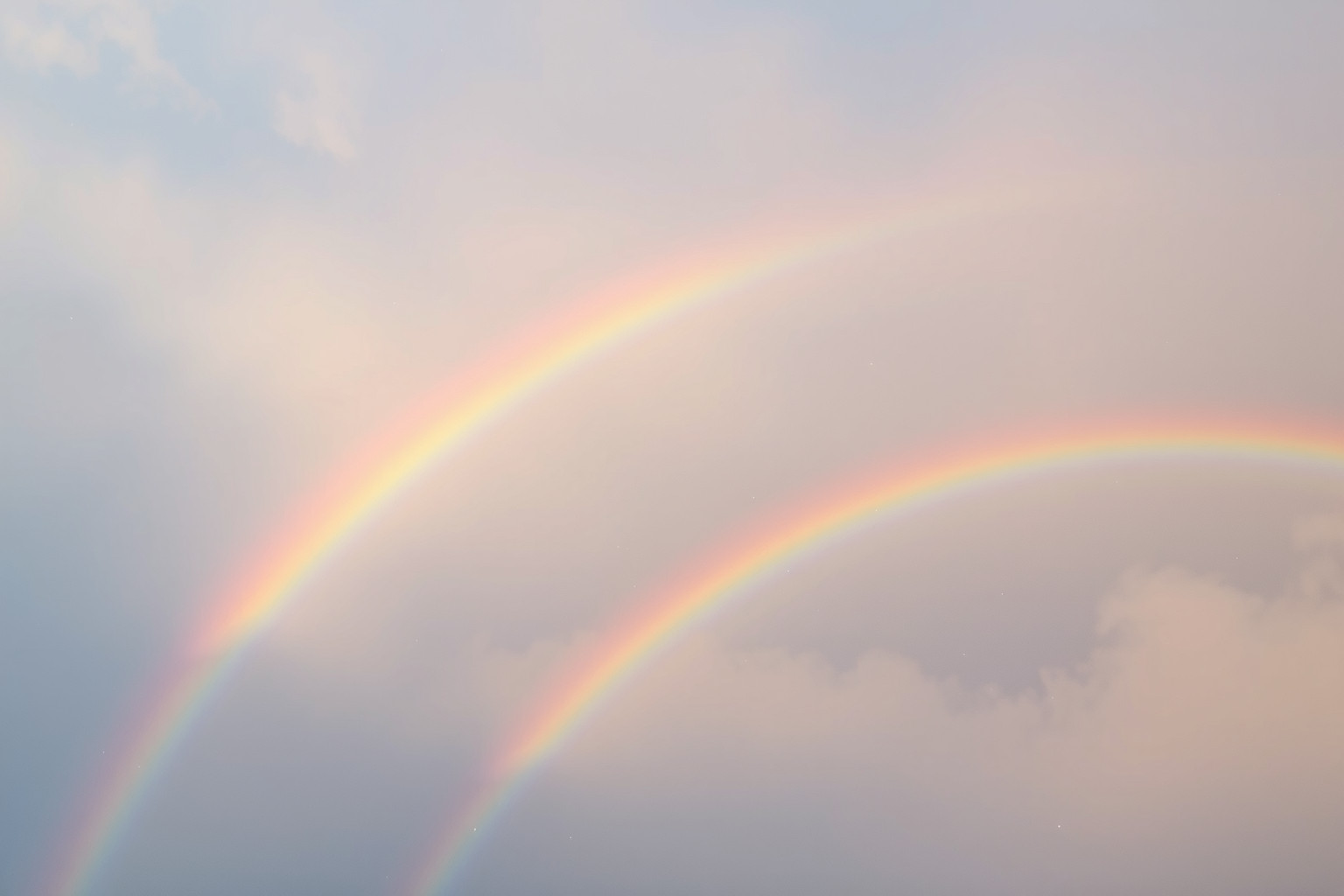 Sognare più arcobaleni simboleggia speranza e molteplici opportunità.