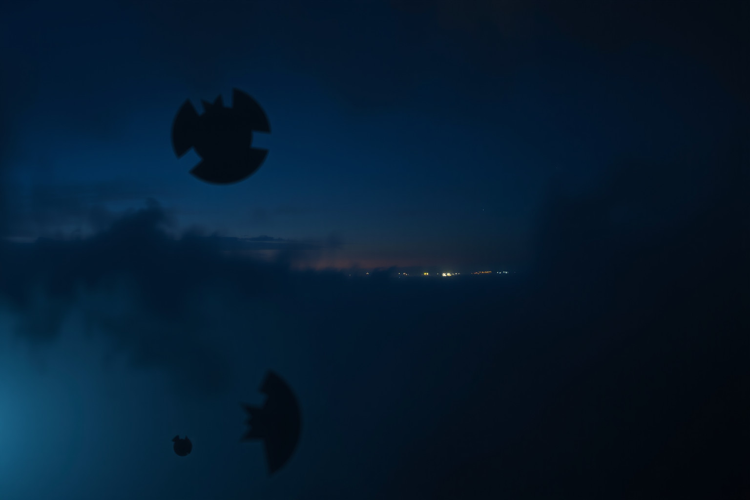 I panorami notturni simboleggiano paura e insicurezza interiori nascoste.