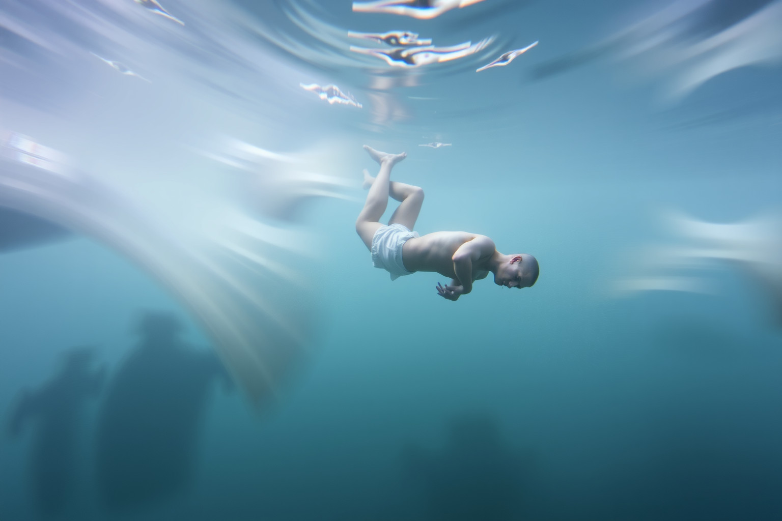 Sognare di nuotare a testa in giù riflette disagio interiore profondo.