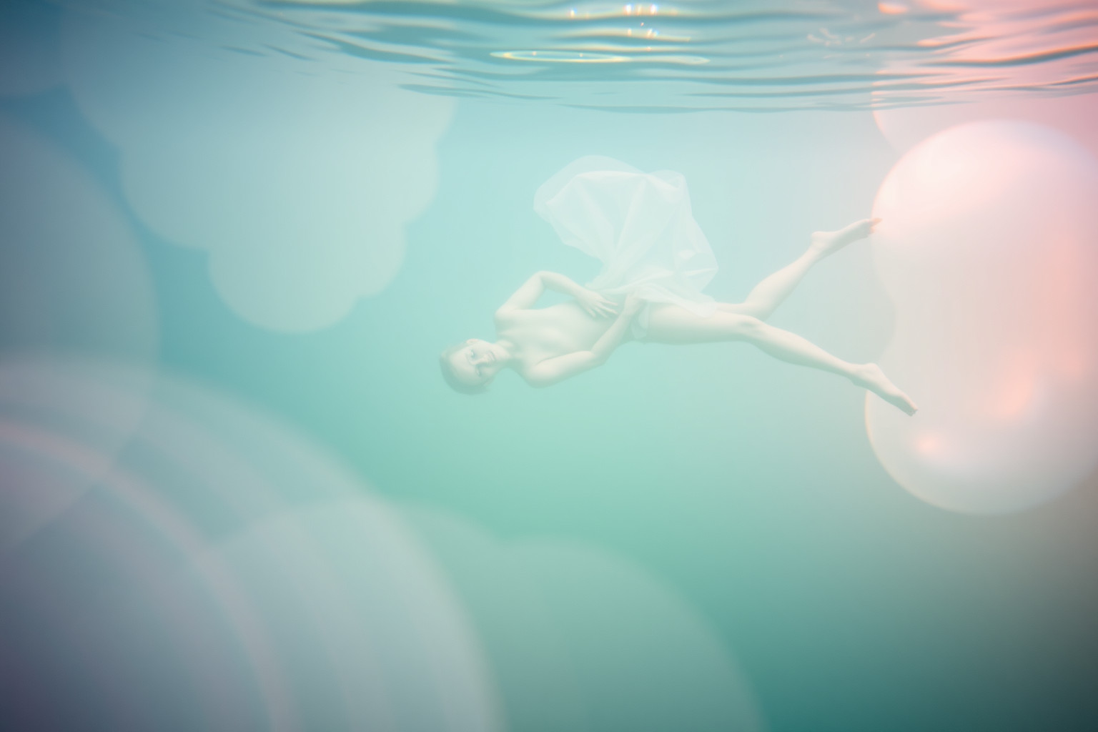 Sognare di nuotare in uno stagno rivela profonde emozioni nascoste.