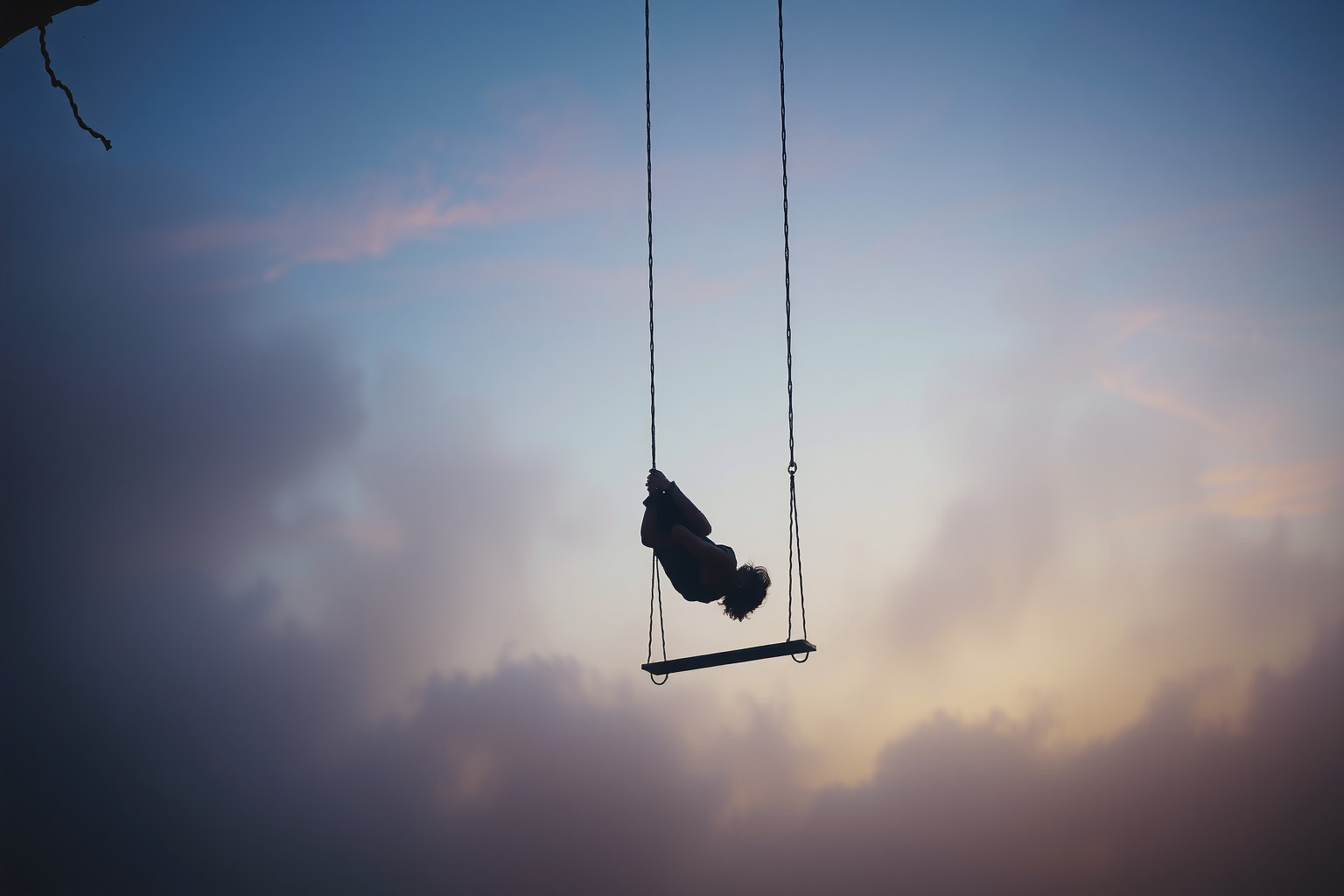 Cadere dal dondolo simboleggia paura del fallimento imminente.