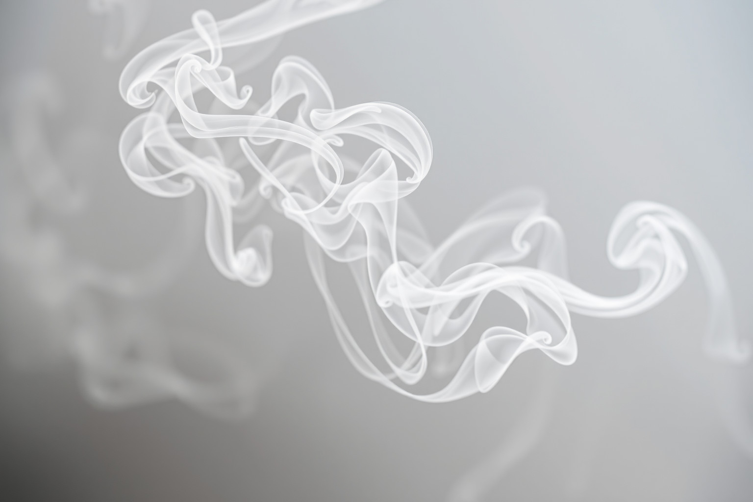 Il fumo grigio pallido indica avvertimenti di conflitti nascosti.