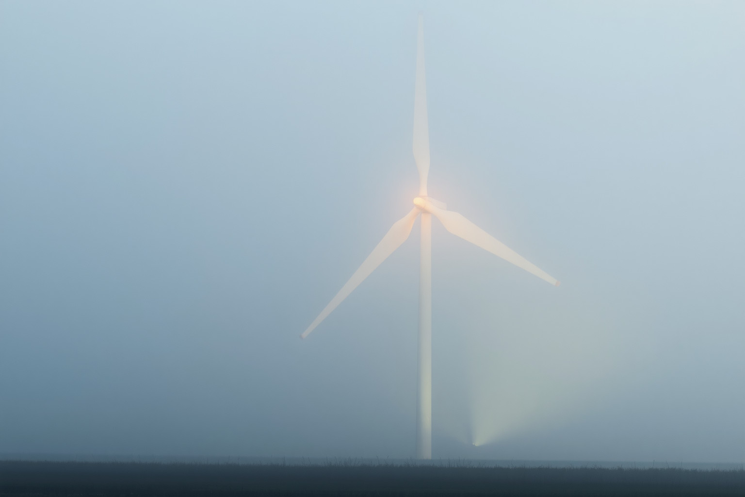 Sognare un mulino a vento rotto simboleggia fragilità emotiva nascosta.