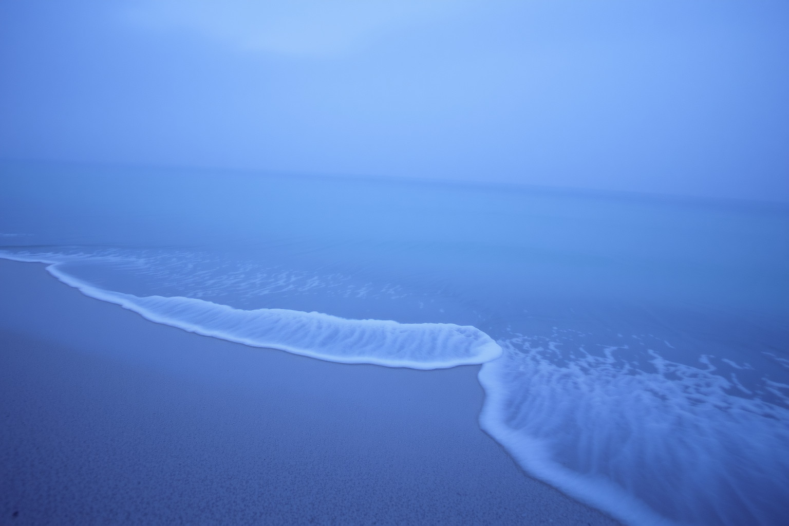 Le onde che si ritirano simboleggiano emozioni in dissolvenza e distacco.