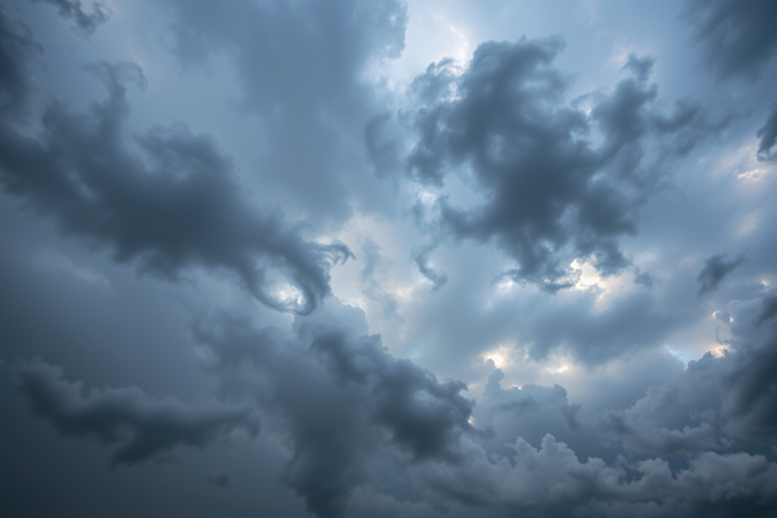 Sognare un cielo grigio indica ansia e cambiamenti imminenti.