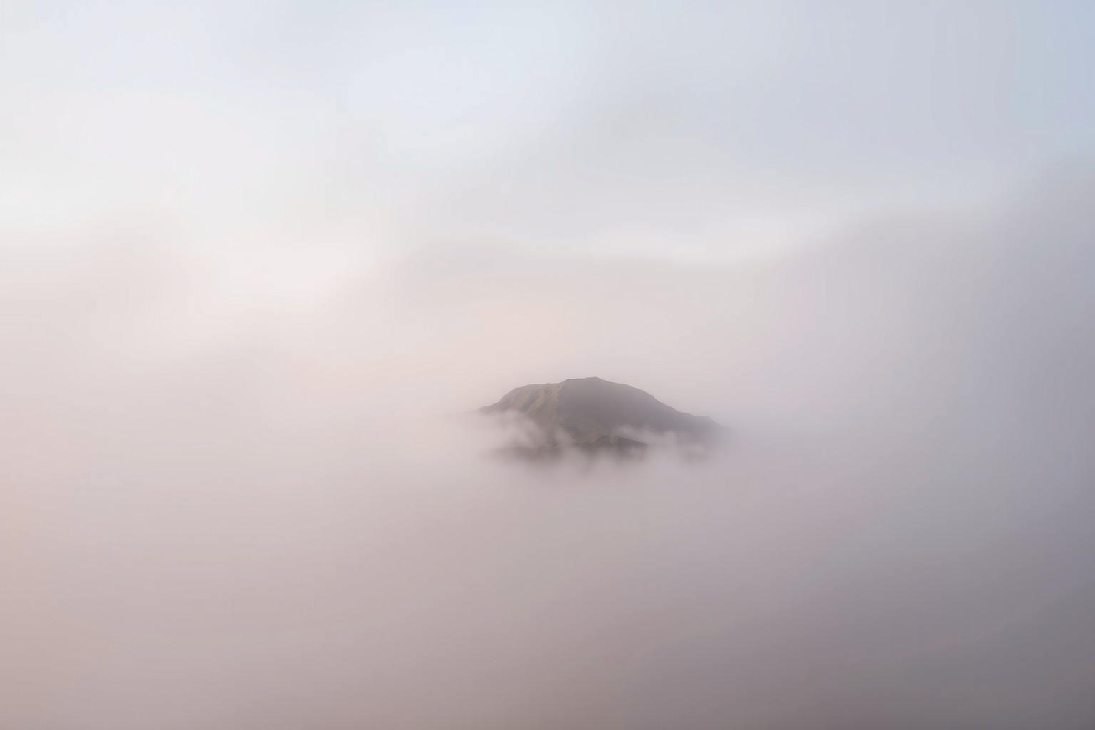 Sognare colline nebbiose riflette dubbi interiori e scelte complicate.