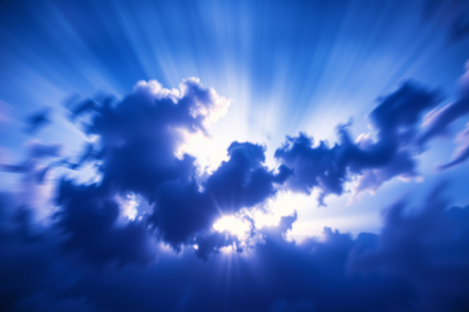 L’atterraggio notturno simboleggia paura dell’ignoto e caos interiore.