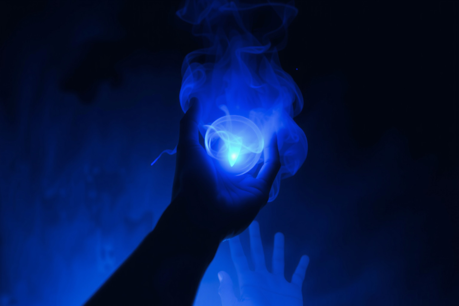 Sognare furto di zaffiro indica perdita di fiducia interiore imminente.