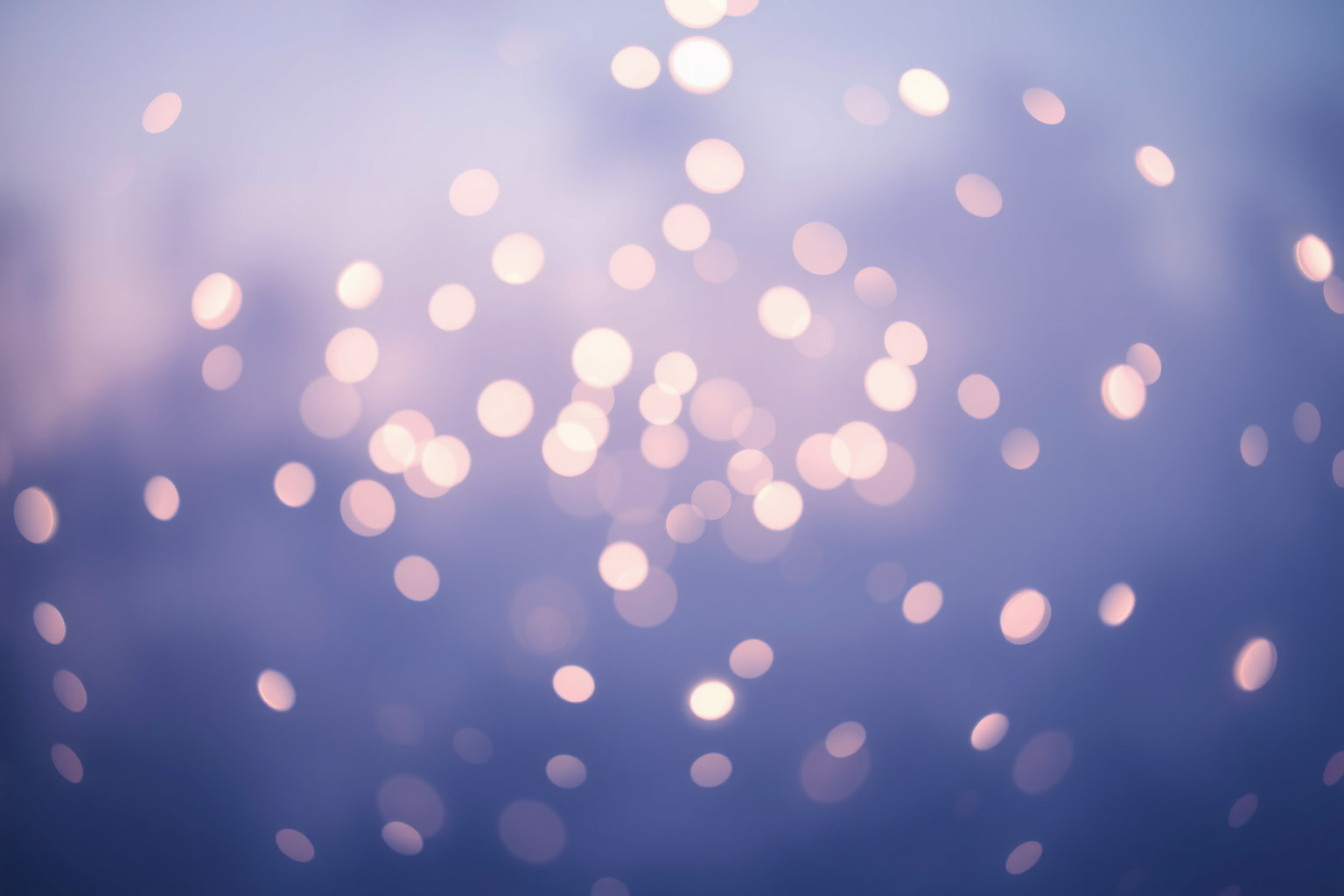 Sognare lucciole danzanti simboleggia speranza e guida interiore.