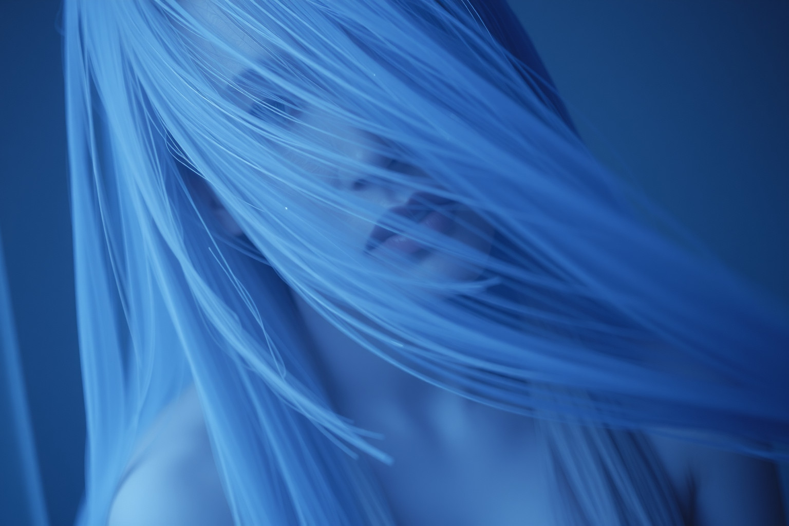 Sognare capelli tagliati nascosti rivela paura di rivelare segreti.