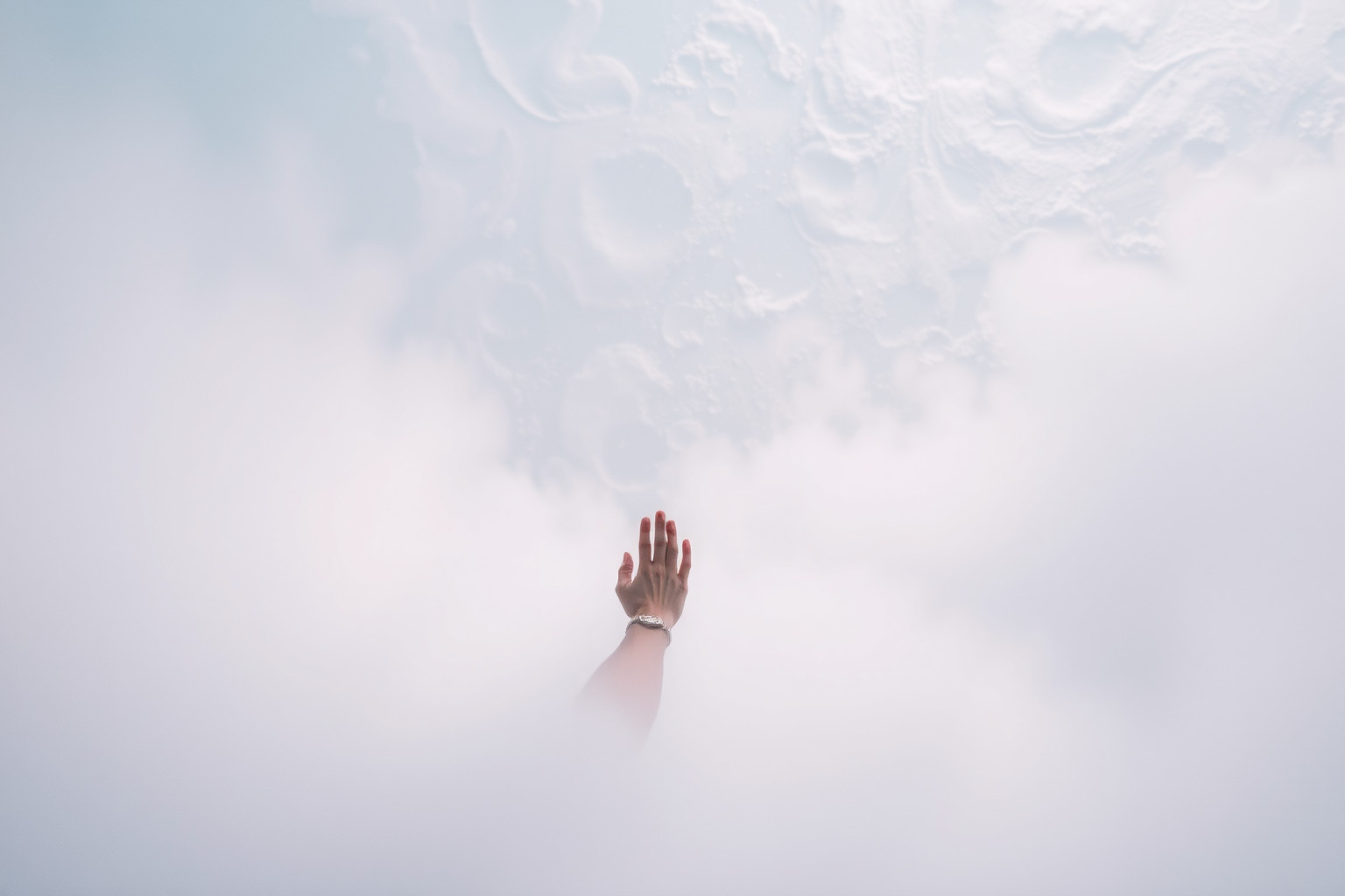 Sognare di non pescare nulla indica insoddisfazione e opportunità mancate.