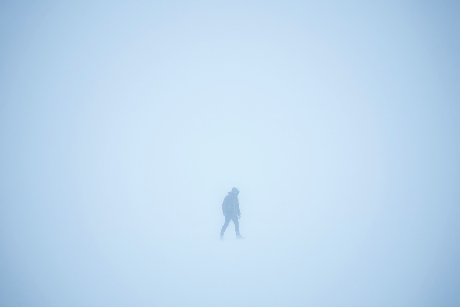 Sognare tempesta di neve simboleggia confusione emotiva e isolamento.